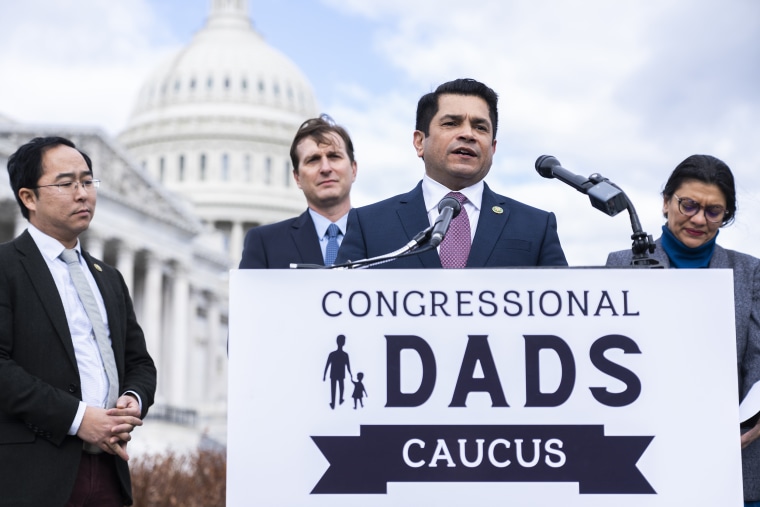 De izquierda a derecha, los representantes demócratas Andy Kim, Dan Goldman, Jimmy Gomez y Rashida Tlaib anunciaron que el Caucus de Papás del Congreso se reunirá el 26 de enero de 2023.