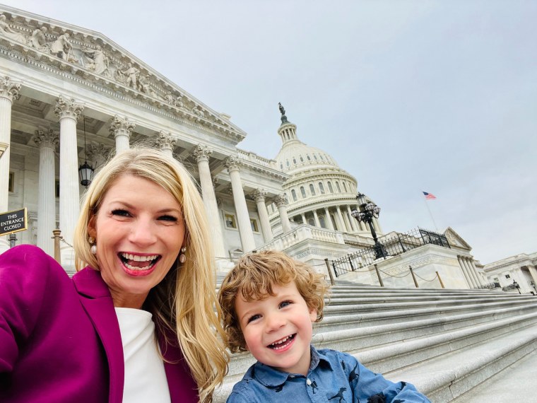 La representante demócrata de Colorado Brittany Patterson y su hijo de 3 años en el Capitolio.