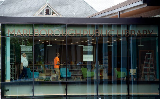 Personal dentro de la nueva Biblioteca Pública de Marlborough en West Main Street el 27 de septiembre de 2023.