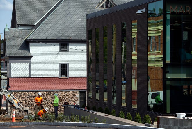 Los trabajadores están dando los toques finales al exterior de la nueva Biblioteca Pública de Marlborough en West Main Street el 27 de septiembre de 2023.