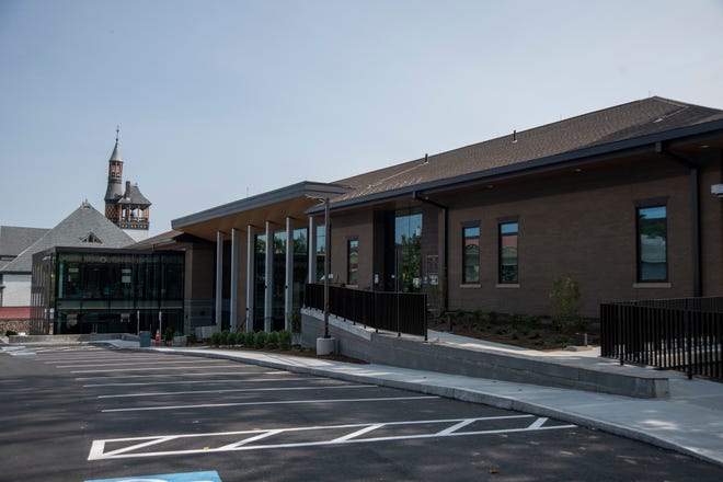 El exterior de la nueva Biblioteca Pública de Marlborough en West Main Street el 27 de septiembre de 2023.