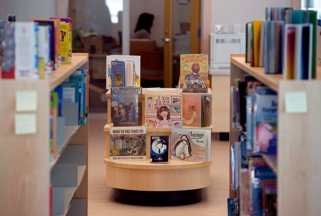 Libros para niños en exhibición en la nueva Biblioteca Pública de Marlborough en West Main Street el 27 de septiembre de 2023.