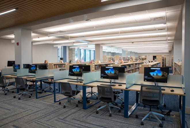 Una fila de estaciones de trabajo con Internet dentro de la nueva Biblioteca Pública de Marlborough en West Main Street el 27 de septiembre de 2023.