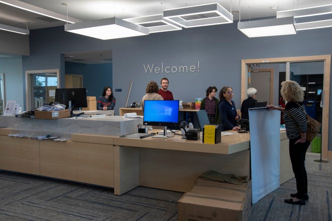 El personal trabaja en el mostrador de préstamos de la nueva Biblioteca Pública de Marlborough en West Main Street el 27 de septiembre de 2023.