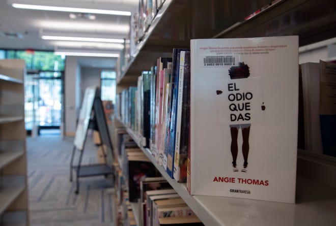 Libros portugueses en exhibición en la nueva Biblioteca Pública de Marlborough en West Main Street el 27 de septiembre de 2023.
