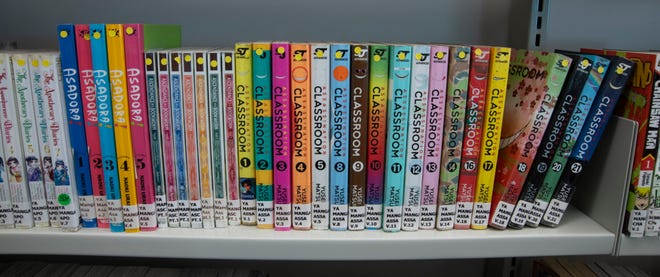 Libros en la sala para adolescentes de la nueva Biblioteca Pública de Marlborough en West Main Street el 27 de septiembre de 2023.
