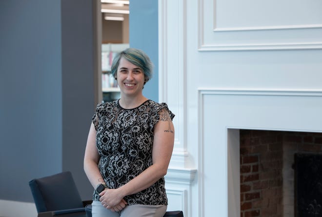 La directora de la biblioteca, Sara Belisle, en la sala de lectura Joyce Morse de la nueva biblioteca pública de Marlborough en West Main Street el 27 de septiembre de 2023.
