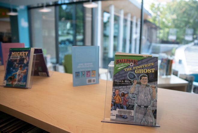 Un libro en la sala de niños de la nueva Biblioteca Pública de Marlborough en West Main Street el 27 de septiembre de 2023.
