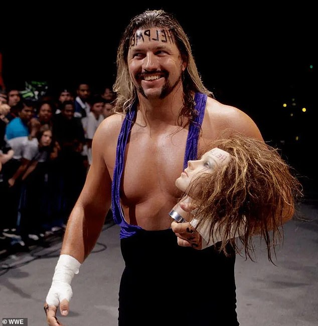 Luke Douton dirige ASWA Midlands, una escuela de lucha libre que licencia el nombre de la superestrella de la WWE Al Snow (en la foto)