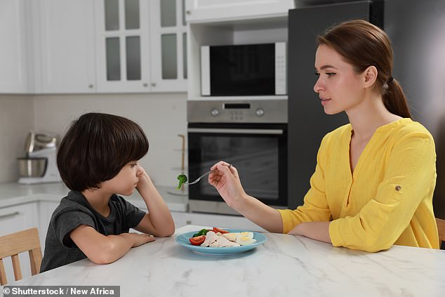 Se descubrió que los niños que cenaban menos con sus padres a los dos años tenían peores resultados en la edad adulta. Esto es cierto incluso si cenan con su madre todos los días, lo que sugiere que es mejor si ambos padres están presentes (imagen de archivo)