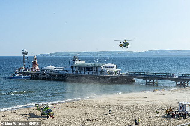 Los niños se ahogaron y otros ocho fueron atendidos por paramédicos después de que se sospechara que habían quedado atrapados en los rápidos junto al muelle del balneario de Dorset.