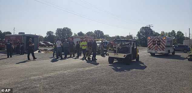 Numerosos equipos, incluidos bomberos, paramédicos, expertos en materiales peligrosos y policías, estuvieron en el lugar el sábado por la mañana después de que el camión volcara inicialmente alrededor de las 9:25 p.m. del viernes por la noche.