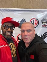 El director ejecutivo de Celebrity Boxing, Damon Feldman (derecha) y el propietario del gimnasio Marcus Hook War Ready Boxing and Fitness, Jonny Slow, organizarán un Día de Unidad el 4 de noviembre para policías y bomberos. Se ofrecen lecciones de boxeo gratuitas para entusiastas del boxeo y adolescentes.