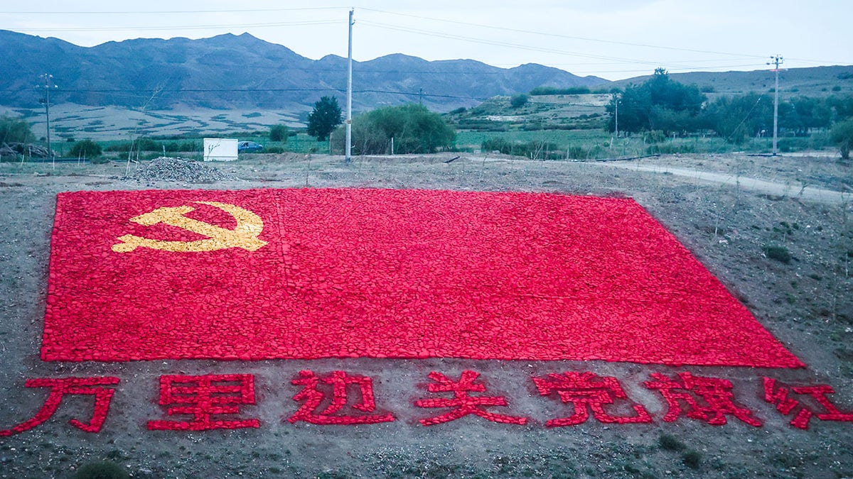 La bandera del Partido Comunista Chino hecha de 10.200 piedras