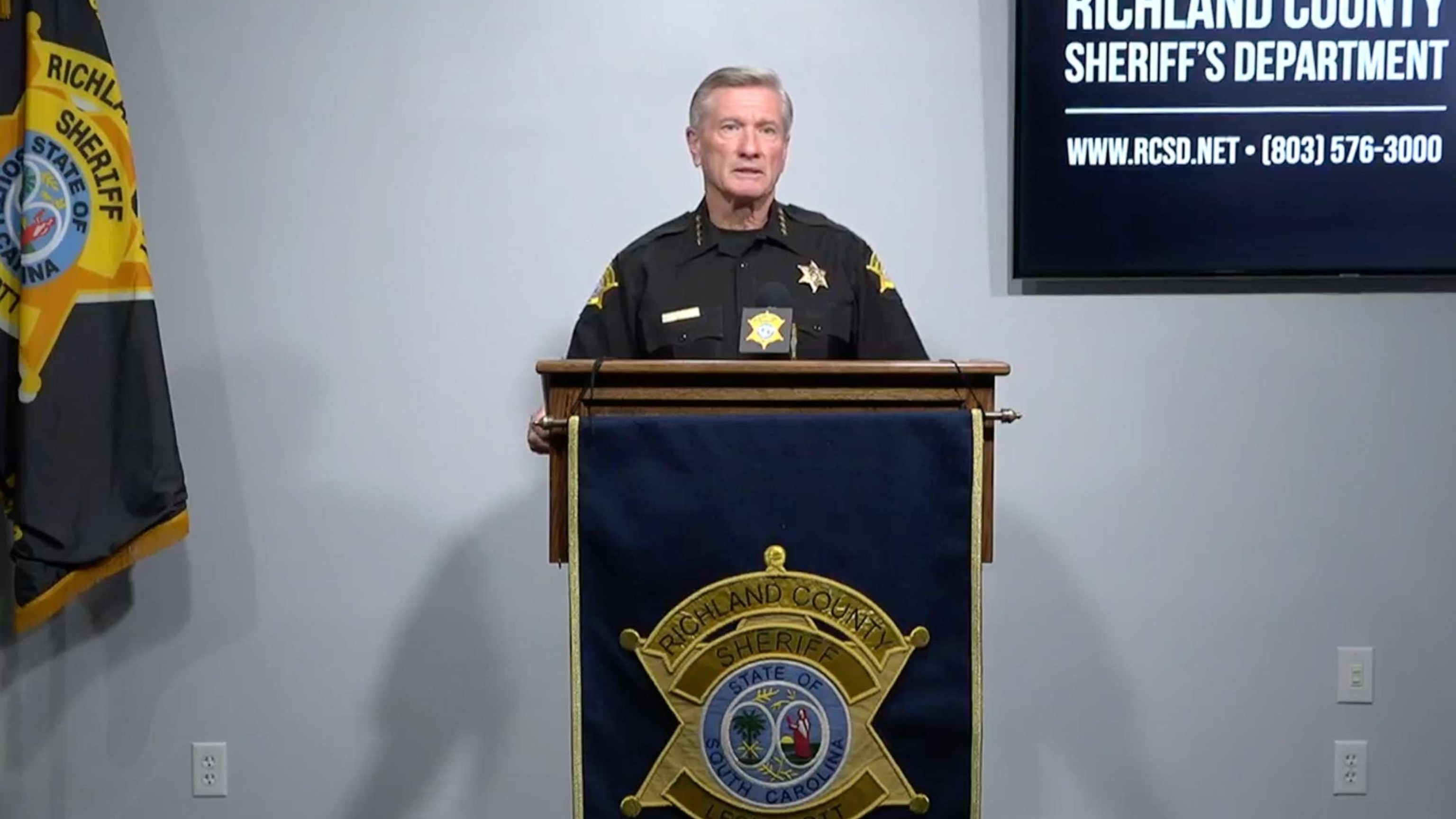 Foto: El sheriff del condado de Richland, Lott, se dirige a la comunidad el 25 de septiembre de 2023 sobre la investigación sobre el tiroteo fatal del fin de semana de tres adolescentes en el condado de Richland, Carolina del Sur.