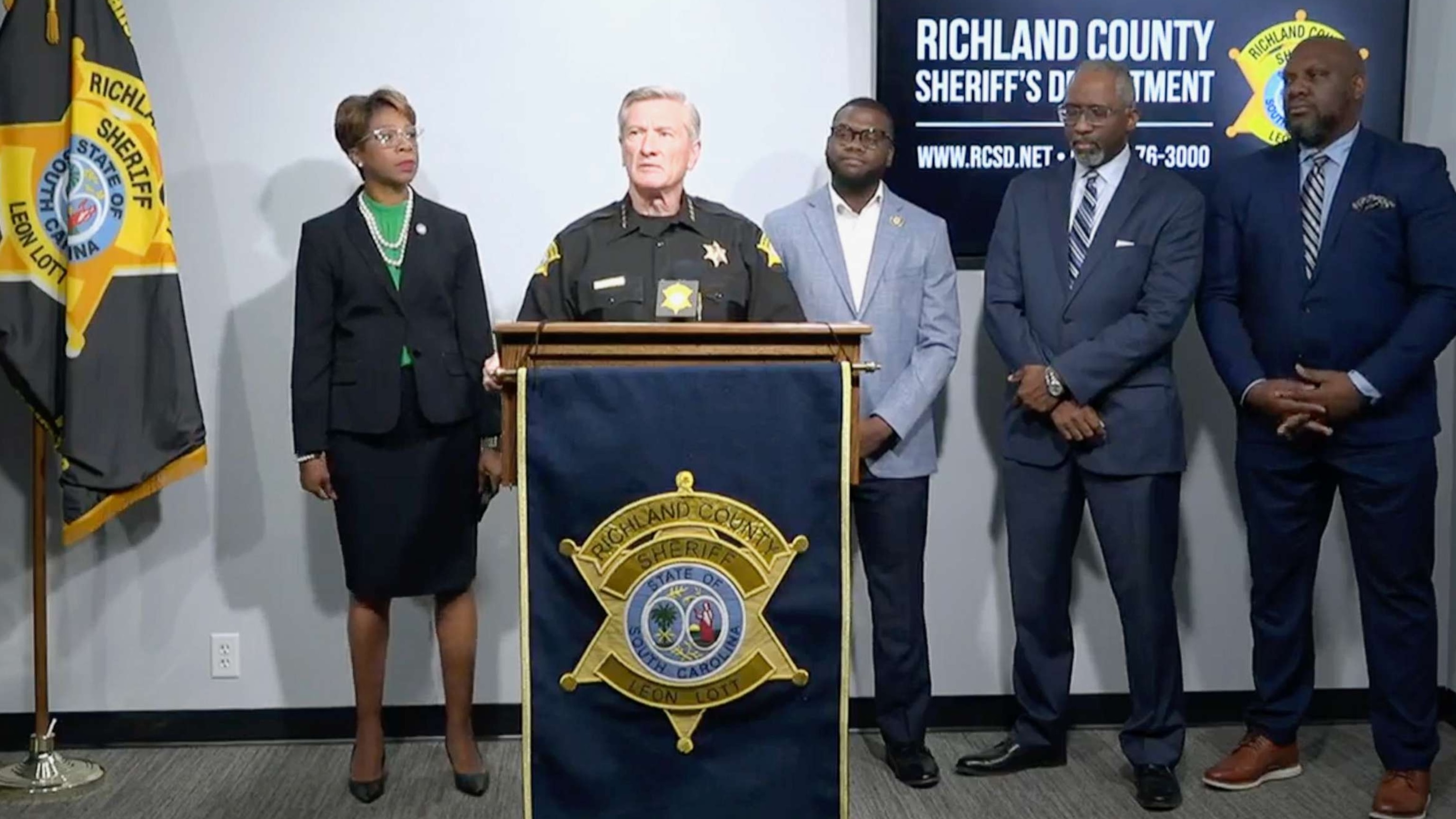 Foto: El sheriff del condado de Richland, Lott, se dirige a la comunidad el 25 de septiembre de 2023 sobre la investigación sobre la muerte a tiros de tres adolescentes el fin de semana en Richland, Columbia, Carolina del Sur.