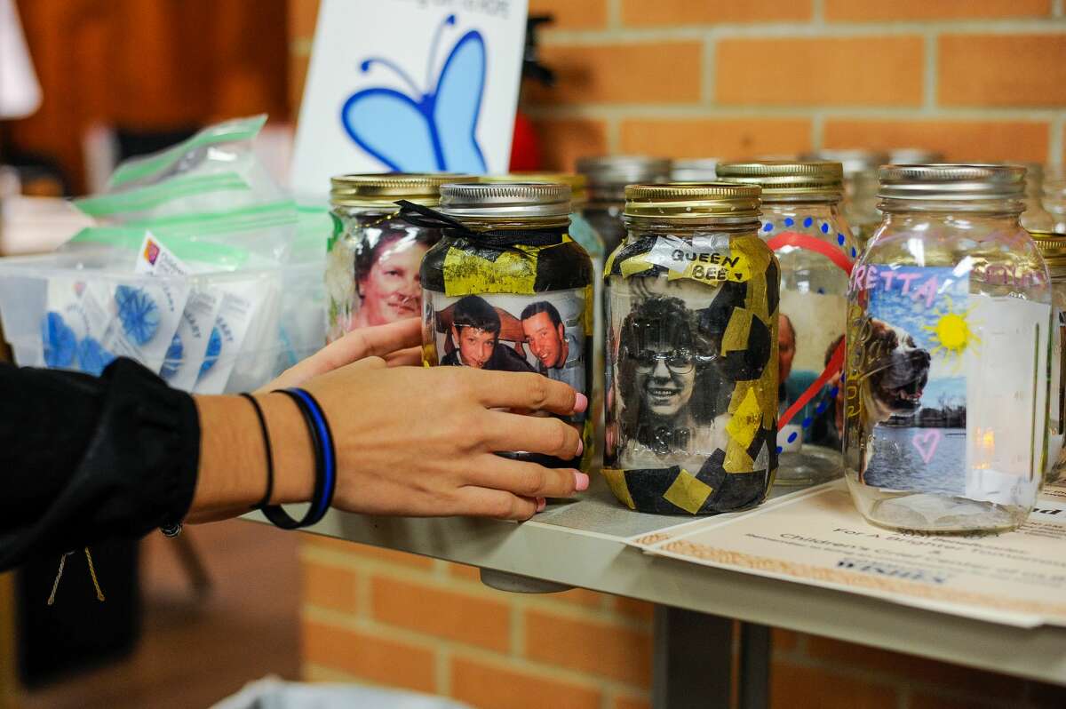 Las celebridades que honran a sus seres queridos fallecidos se sientan dentro del Centro de Luto Infantil del Área de la Bahía de Great Lakes el 18 de noviembre de 2021 en Midland. También se conmemora el Día de Concientización sobre el Duelo de los Niños.