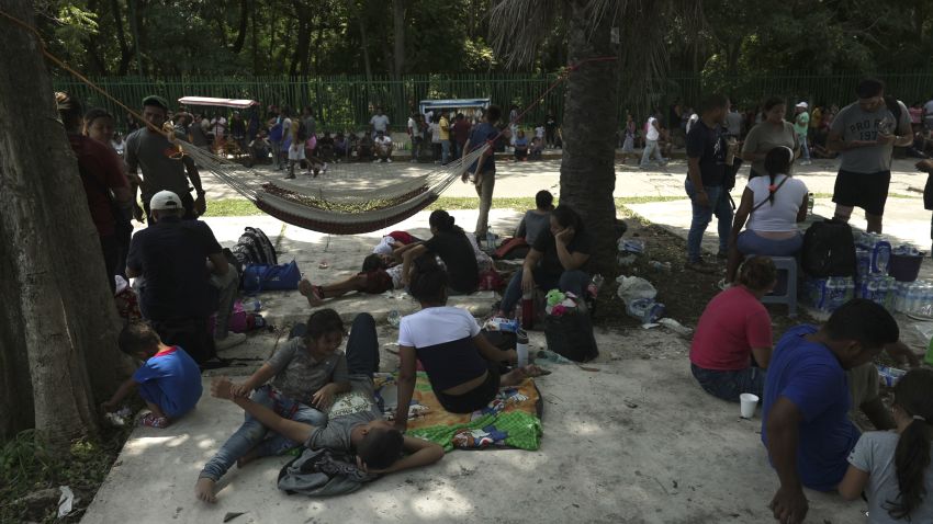 Migrantes que esperan obtener documentos oficiales esperan en Tapachula, en el sur de México. Foto: David von Bloen/CNN