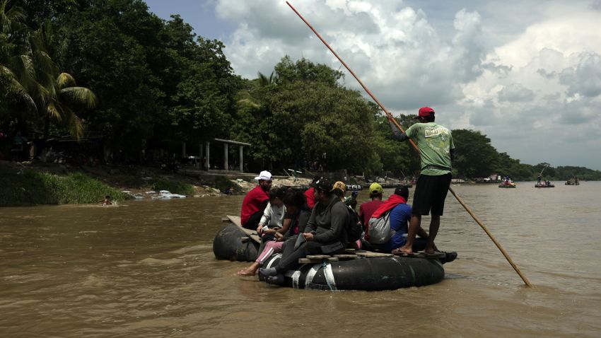 El 27 de septiembre de 2023, migrantes venezolanos cruzaron el río Suchate entre Guatemala y México, en el sur de México, en una sencilla balsa.  (Foto: David von Blohn/CNN)