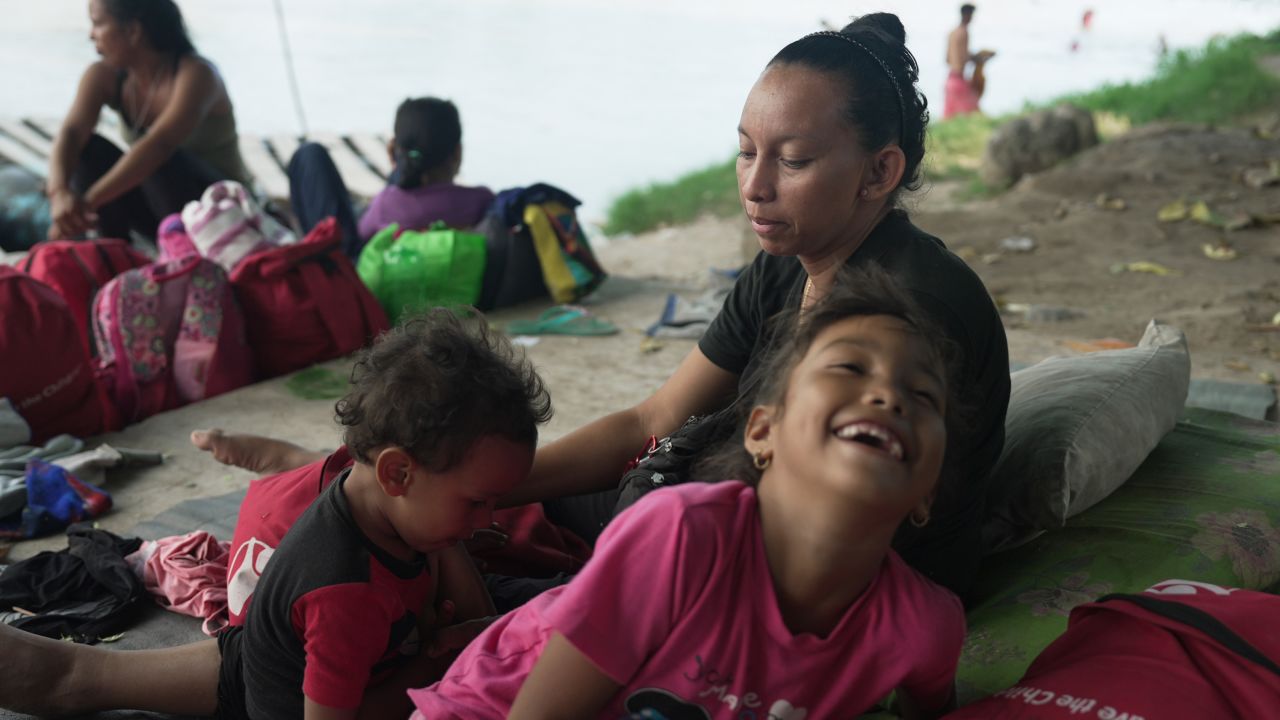 Susana cuida a sus hijos en un campamento improvisado en Ciudad Hidalgo. Su familia intentaba ganar algo de dinero antes de continuar hacia el norte, hacia los Estados Unidos.