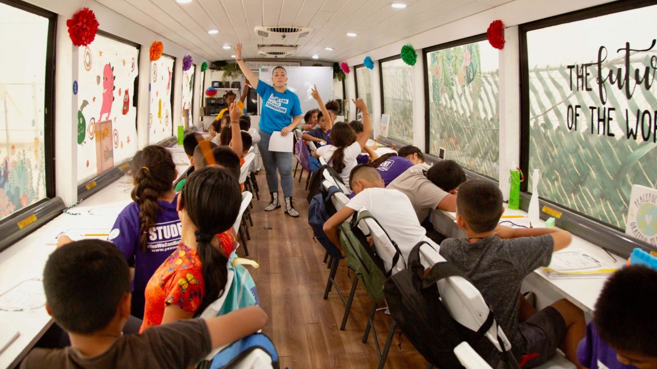 Los programas de Rebellón funcionan todo el año y atienden a niños de 3 a 15 años, con lecciones adaptadas a sus necesidades.