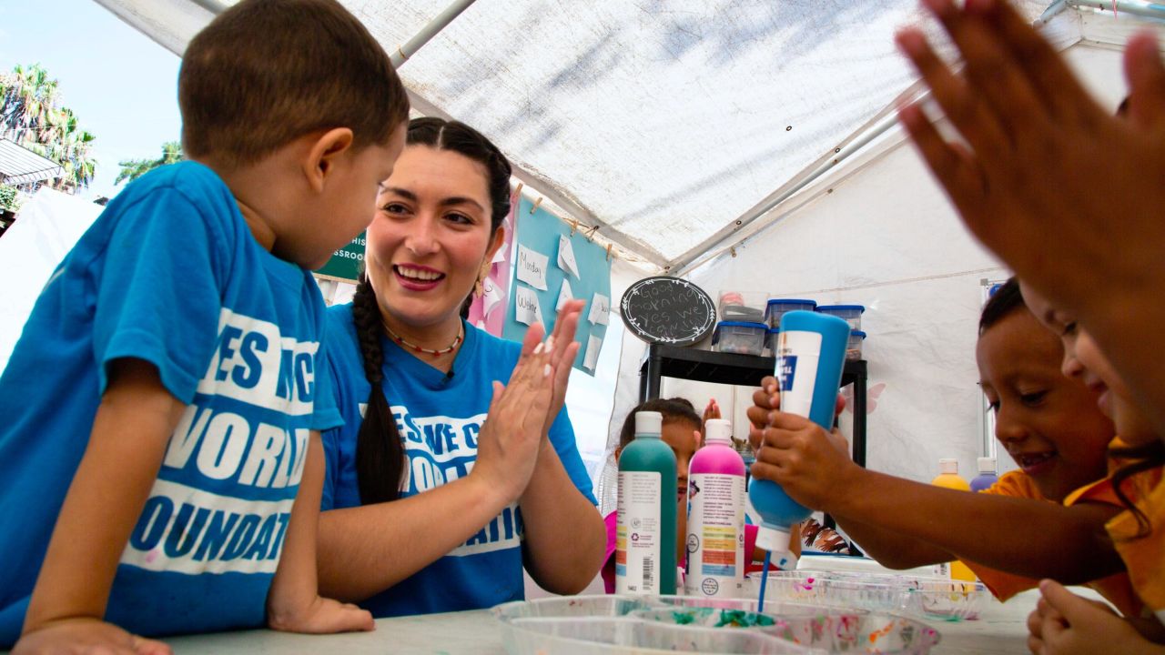 Desde 2019, la heroína de CNN Estefanía Rebellón y su organización han brindado programas escolares y estabilidad a miles de niños que viven en circunstancias difíciles.