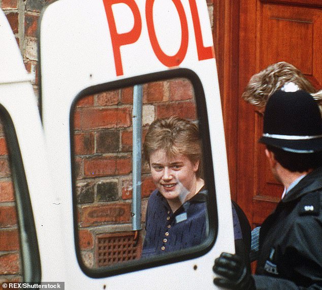 Beverley Elliott sale de la corte después de su arresto bajo sospecha de asesinato en 1991.