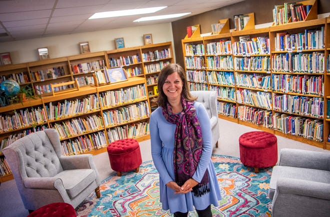 La directora de la biblioteca, Sadie Elliott, en la biblioteca comunitaria de Stinesville el viernes 22 de septiembre de 2023, que estará abierta al público este fin de semana.