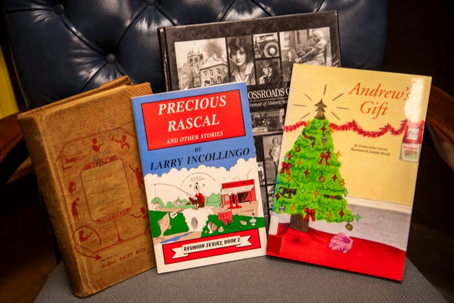 Cuando las escuelas cerraron, muchos libros de la biblioteca comunitaria de Stansville quedaron atrás. La imagen muestra una exposición de libros de autores locales.