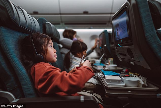 Una declaración de JetBlue del 27 de septiembre señaló que los niños pueden sentarse junto a