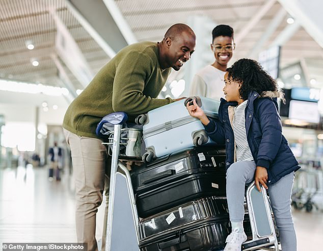 El Departamento de Transporte lanzó un sitio web en julio que rastrea si las aerolíneas se han comprometido a permitir que los niños menores de 13 años se sienten con sus padres de forma gratuita.