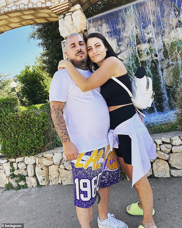 El hombre de 40 años (en la foto con su esposa) se desplomó en el suelo frente a sus hijos y fue trasladado al hospital de la cercana Asela, informaron los medios locales.