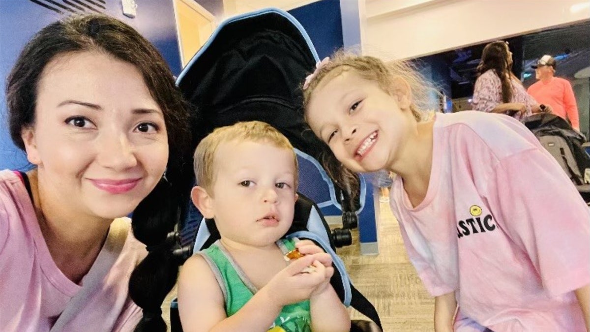 Una mujer publicó con sus dos hijos.