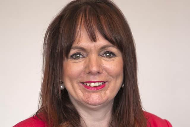 La exdiputada de Edimburgo Alison Dickie se une al exdiputado laborista Bill Cook y a la denunciante Christine Scott para presentar peticiones a los parlamentarios. Foto: Alistair Linford.