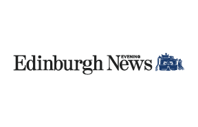 La exdiputada de Edimburgo Alison Dickie se une al exdiputado laborista Bill Cook y a la denunciante Christine Scott para presentar peticiones a los parlamentarios. Foto: Alistair Linford.