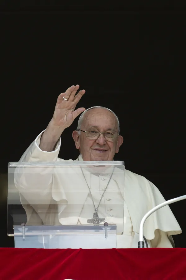 El Papa Francisco saluda a los peregrinos reunidos en la Plaza de San Pedro para el Ángelus el 1 de octubre de 2023. Fuente de la imagen: Medios del Vaticano