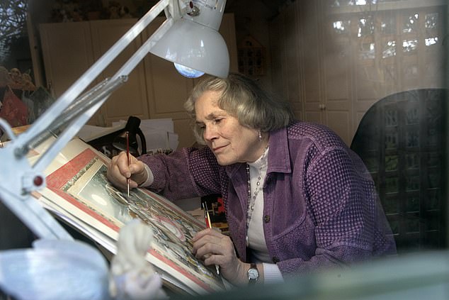 La querida autora e ilustradora infantil Shirley Barber (en la foto de arriba) murió mientras dormía el martes por la mañana a la edad de 88 años.