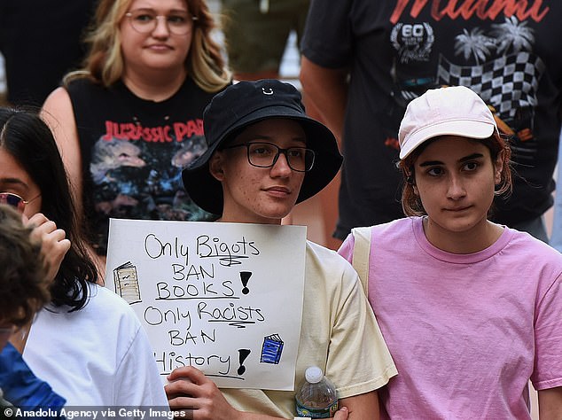 Los jóvenes residentes de Huntington Beach protestan contra el (exitoso) esfuerzo del Ayuntamiento de retirar algunos libros de las bibliotecas de la ciudad.