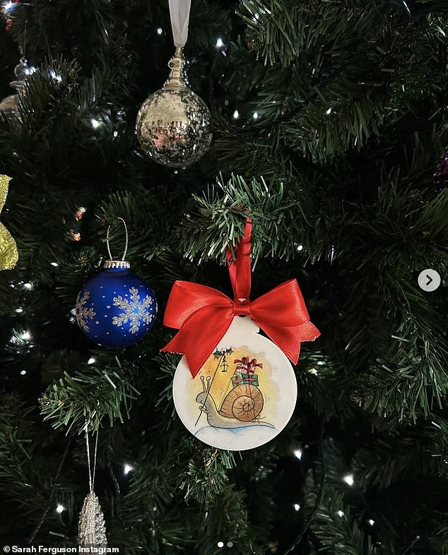La duquesa de York, de 64 años, compartió la emocionante noticia en Instagram el domingo, publicando una foto de adornos navideños para promocionar el libro Tails' Tales.