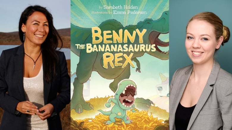 Una mujer con el pelo largo y negro y una chaqueta de traje sonríe. La portada del libro muestra a un niño disfrazado de dinosaurio sentado sobre un montón de plátanos. Mujer con cabello rubio recogido en un moño.