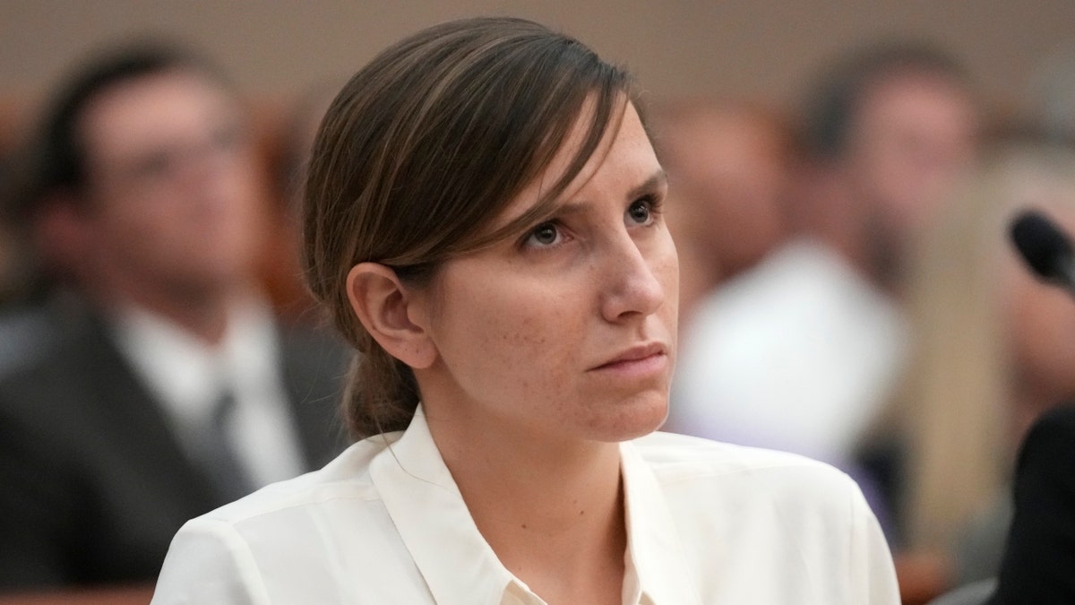 Kouri Richins era una madre de tres hijos en Utah que, según las autoridades, envenenó a su marido y luego escribió un libro para niños sobre el duelo.  Ella observa durante su audiencia de fianza el lunes 12 de junio de 2023 en Park City, Utah.