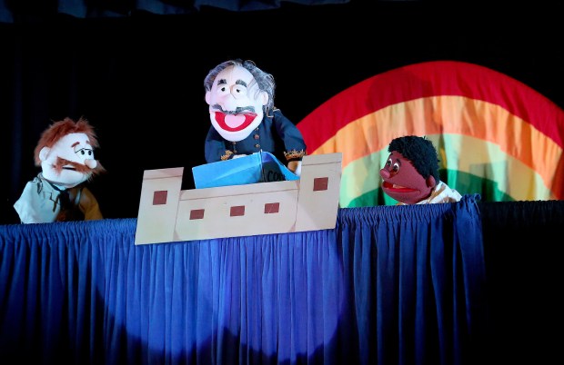 El Rainbow Puppet Theatre cuenta la historia del mayor general Benjamin F. Butler y los contrabandistas que se refugiaron en Fort Monroe durante una actuación para inspirar a los niños a leer en la Escuela Primaria de Burbank el miércoles 16 de octubre de 2019 Historias de esclavos.