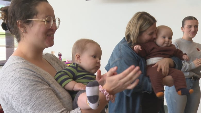 Madres y niños aplaudieron al son de la canción.