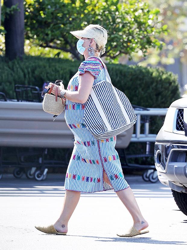 Katy Perry muestra su creciente panza con un vestido de verano mientras compra — Foto — Hollywood Life