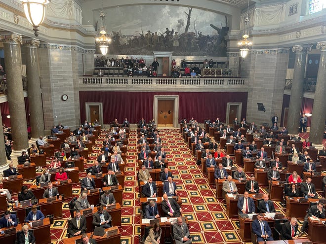 Esta es una foto de miembros de la Cámara de Representantes de Missouri reunidos en Jefferson City para el inicio de la sesión legislativa el 3 de enero de 2024. Un legislador estatal está presionando para revocar una ley que no permite que las mujeres embarazadas se divorcien.