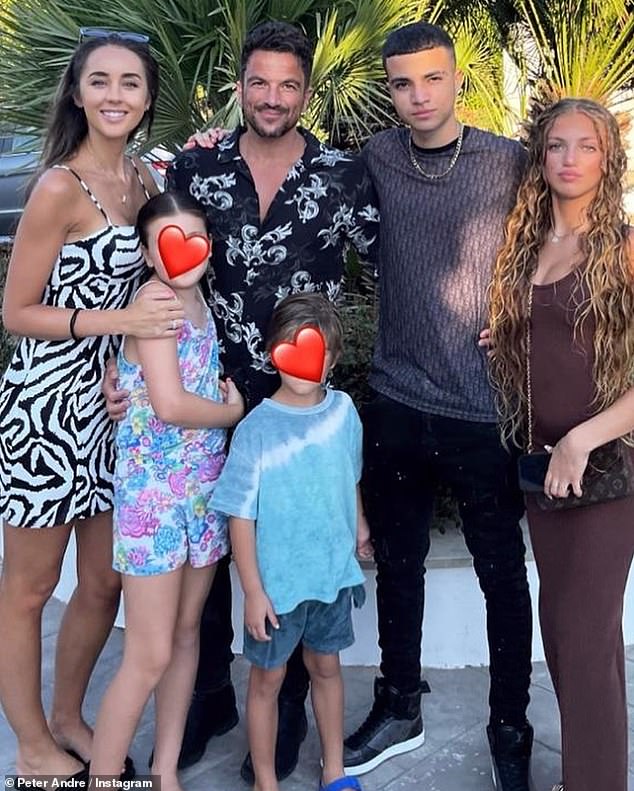 Peter y Emily ya tienen a Amelia, de 10 años, y Theo, de siete, y Peter y su primera esposa Katie Price también tienen a Junior, de 18, y a Princess, de 16 (todas las fotos tomadas en 2023).