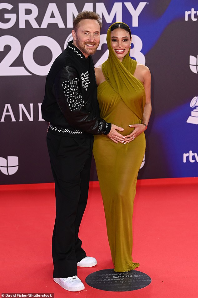 Anunciaron su embarazo en los Premios Grammy Latinos en Sevilla, España, con David colocando cariñosamente su mano sobre el vientre de Jessica.