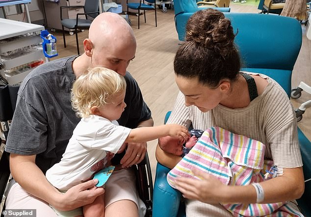 Eli nació por cesárea siete semanas antes, el 19 de diciembre de 2023, y pesó sólo 2,3 kilogramos.Fue llevado a la unidad de cuidados intensivos neonatales y se recuperó exitosamente.