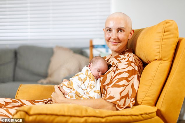 Está recibiendo cuatro meses de quimioterapia porque el tumor es un carcinoma de células pequeñas hipercalcémico de ovario, una de las formas más peligrosas de cáncer de ovario.