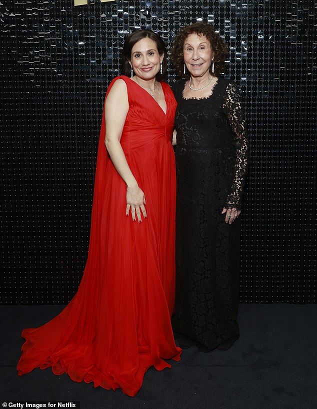 El día anterior, DeVito lució un vestido rojo fluido para apoyar a su madre de 75 años en la ceremonia anual de premios, donde su película 